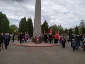 Возложение цветов и конференция на Площади Победы.